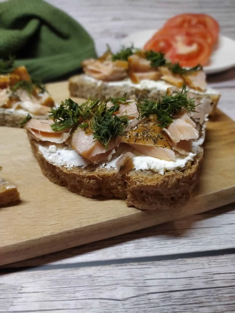 Kanapki z łososiem, serkiem i koperkiem - zdjęcie potrawy