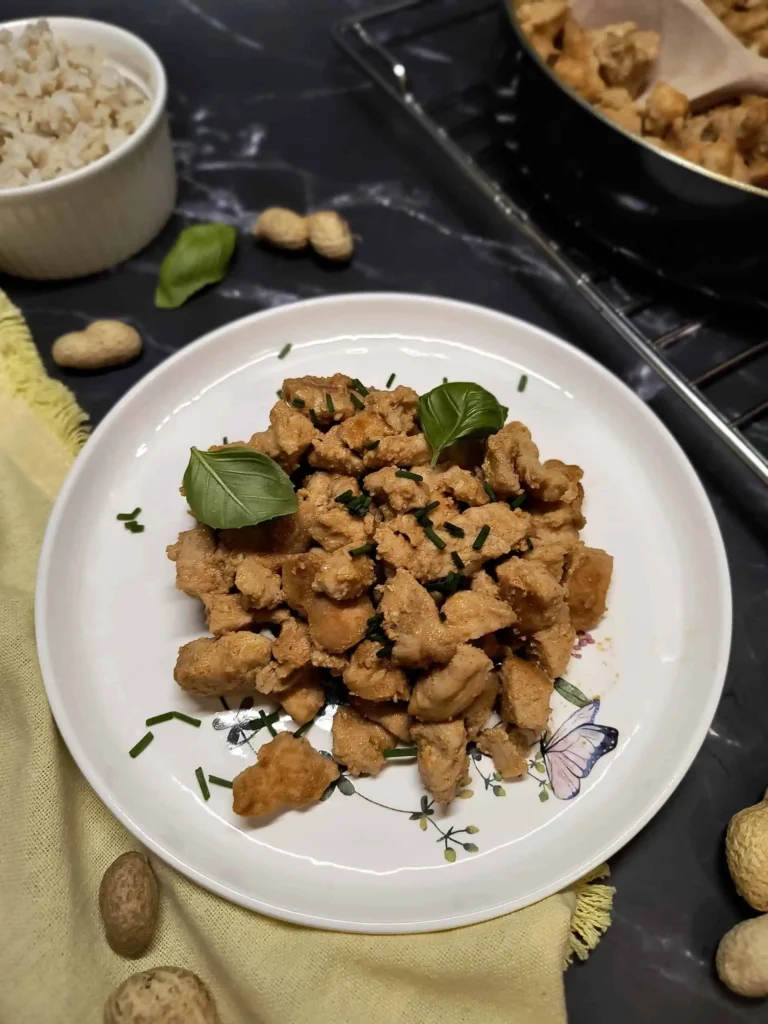 Kurczak w maśle orzechowym i surówka z marchewki - zdjęcie potrawy