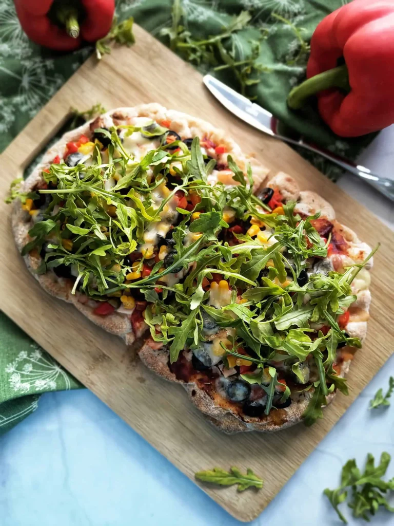 Pizza z pinsy z szynką, serem i rukolą - zdjęcie potrawy