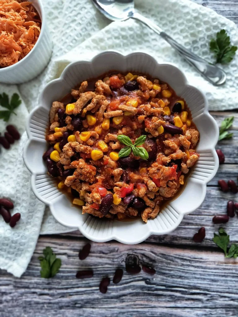 Potrawka Meksykańska, surówka z kapusty pekińskiej i jabłka z chrzanem - zdjęcie potrawy