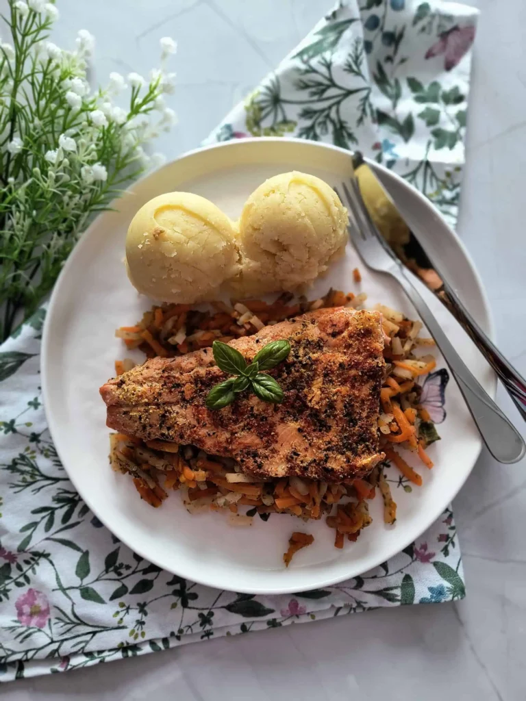 Pstrąg łososiowy z ziemniakami i surówką - zdjęcie potrawy