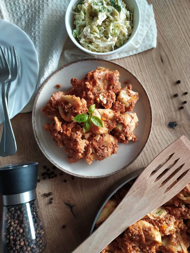 Tortellini z mięsem mielonym, papryką i oliwkami, surówka z buraka i jabłka - zdjęcie potrawy