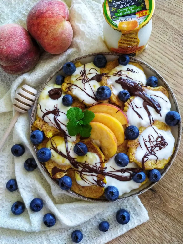 Brzoskwiniowo - pomarańczowe pancakes oblane czekoladą - zdjęcie potrawy