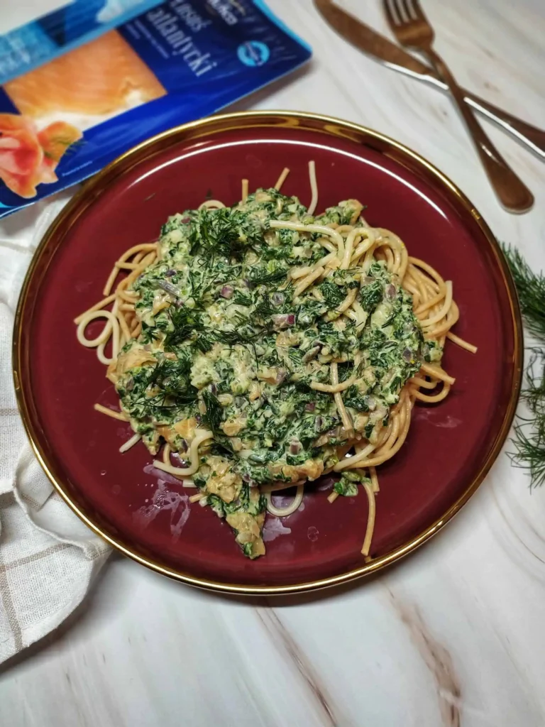 Makaron z łososiem wędzonym i szpinakiem - zdjęcie potrawy