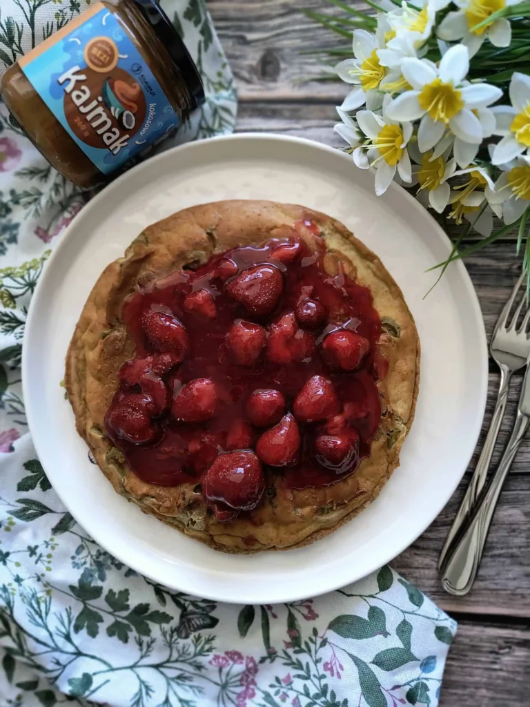 Omlet z rabarbarem i truskawkami - zdjęcie potrawy