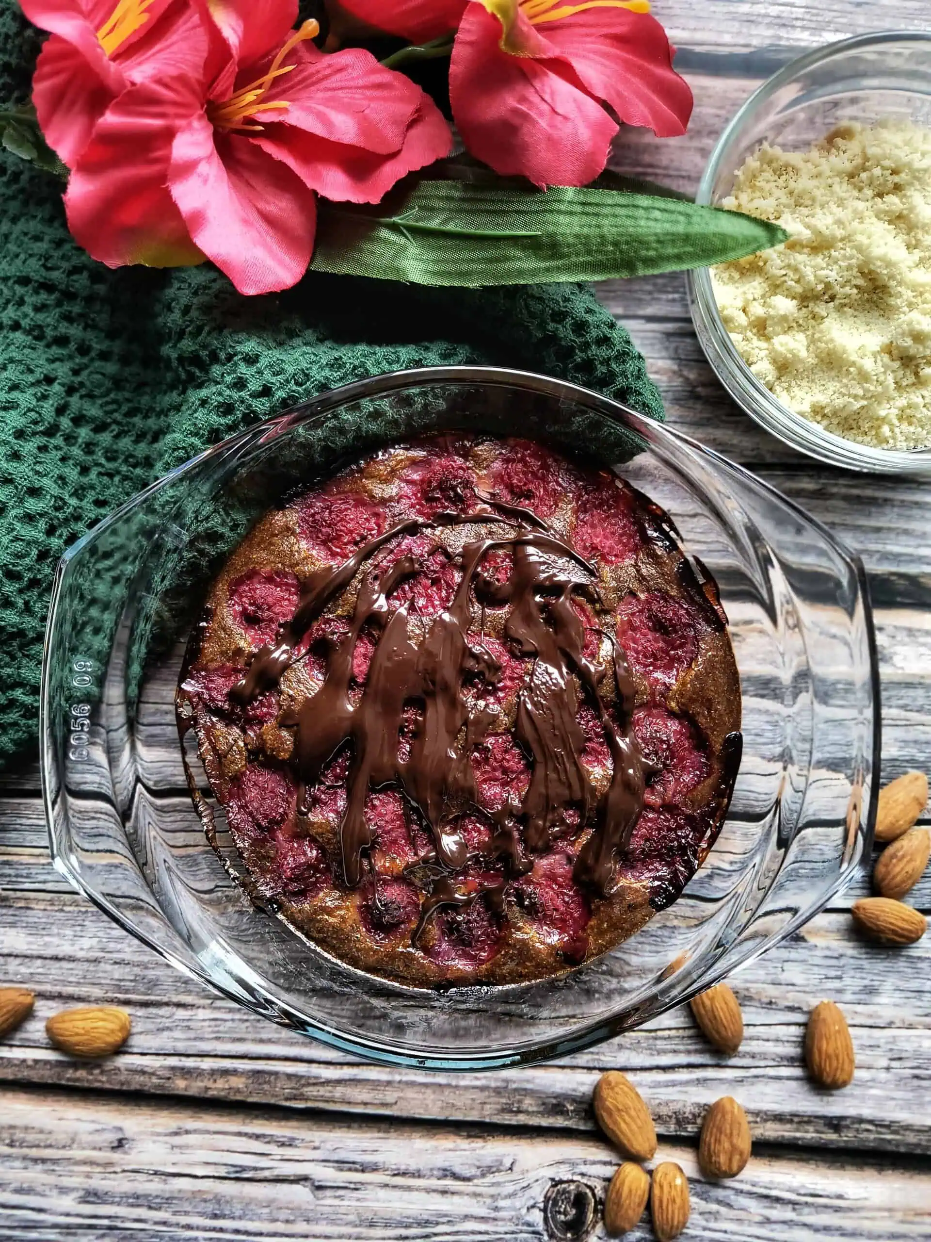 Jednoporcjowe ciasto migdałowe z malinami - zdjęcie potrawy